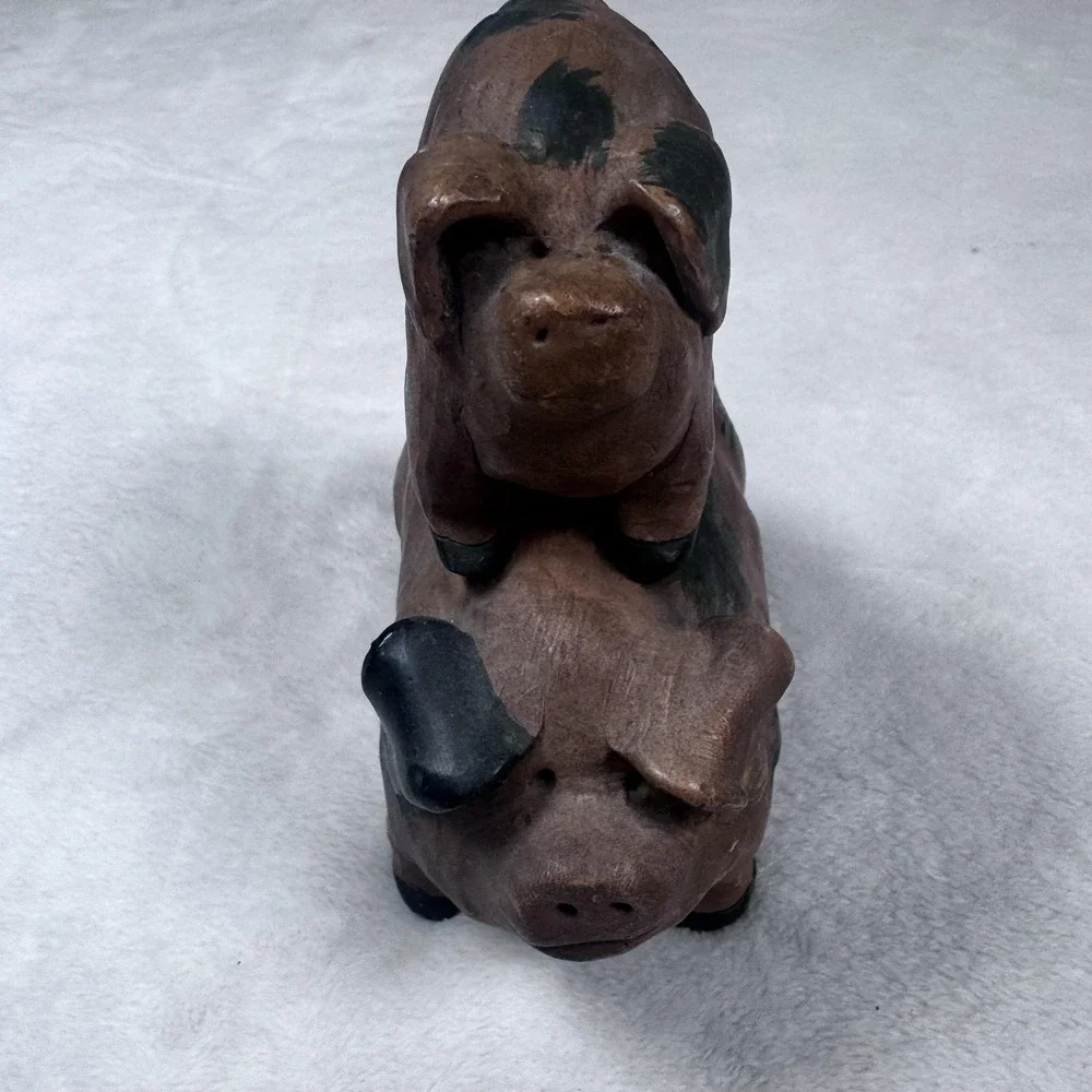 BB Double Pig Figurine Hand Carved Style Brown Black Farmhouse Country Decor‎